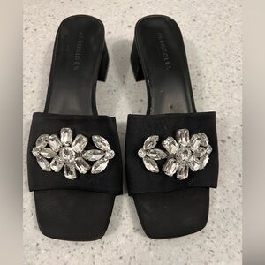 Black Aerosol size 8 dress shoe with 2” block heels.